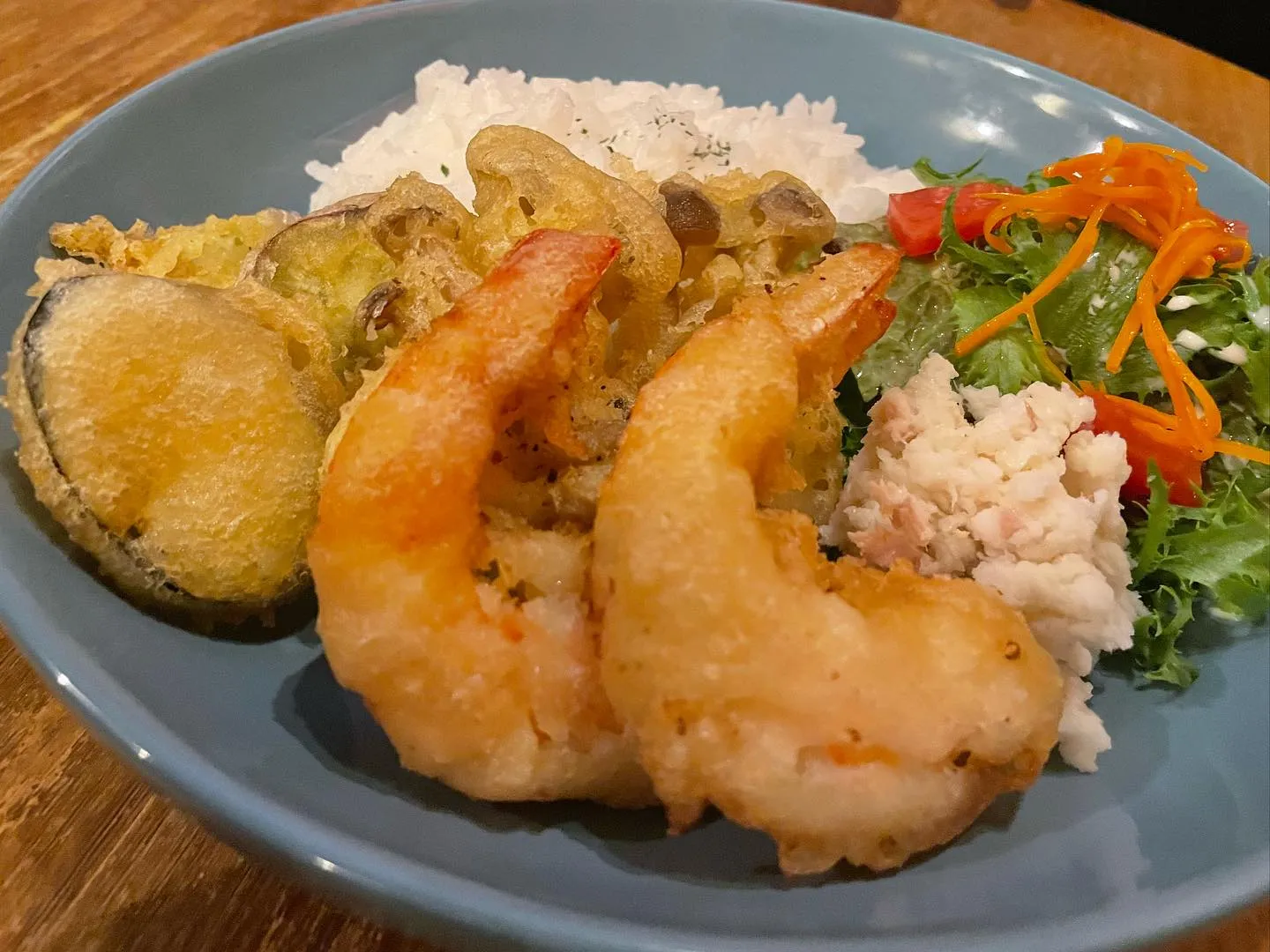 9月9日月曜日 本日の日替りワンプレートランチは海老と秋野菜...